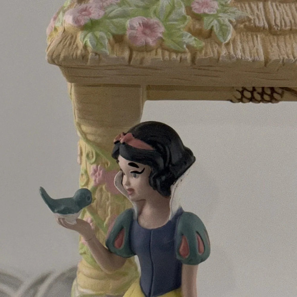 SCENTSY **Retired** Disney SnowWhite The Seven Dwarfs Wax Melt Fragrance Warmer - Picture 3 of 10